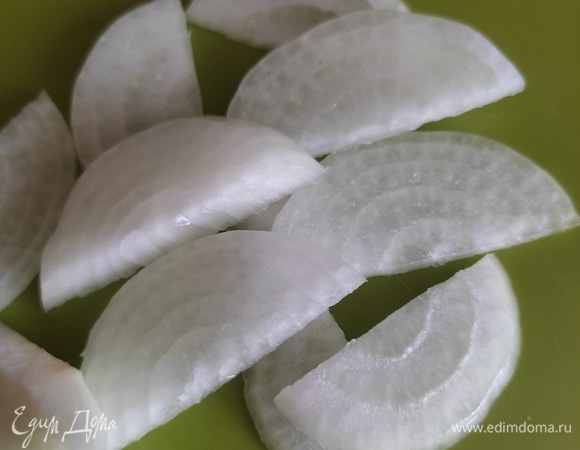 Лук режем тонкими полукольцами, складываем в мисочку и заливаем маринадом (смешать воду, соль, сахар, уксус). Оставляем на 10 минут. Хорошо отжимаем.