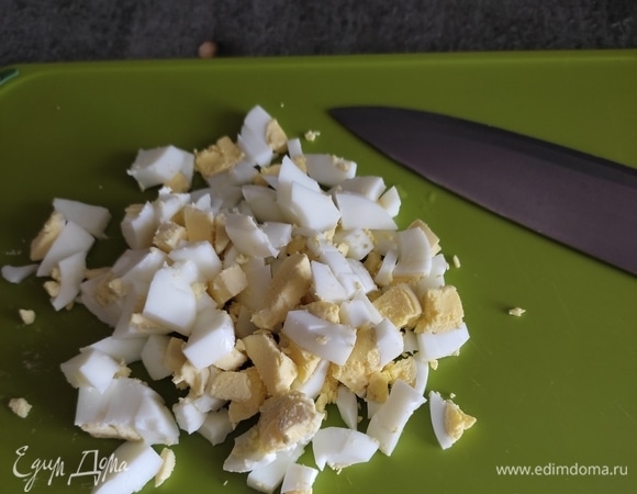 Сваренные вкрутую яйца нарезаем брусочками.