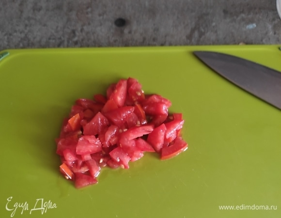 Так же режем помидор и болгарский перец. Мелко рубим зелень.
