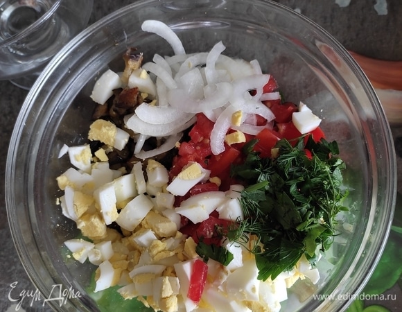 Смешиваем все ингредиенты, солим по вкусу, заправляем майонезом и перемешиваем. Поставьте салат на 1 час в холодильник. Но если очень хочется или нет времени, можно кушать сразу. Приятного аппетита!