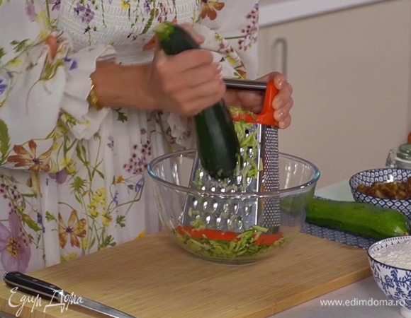 Цукини не очищая натереть на крупной терке, затем при помощи бумажного полотенца отжать лишнюю жидкость.