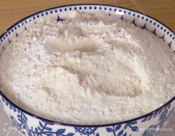 Муку смешать с содой, разрыхлителем и солью.