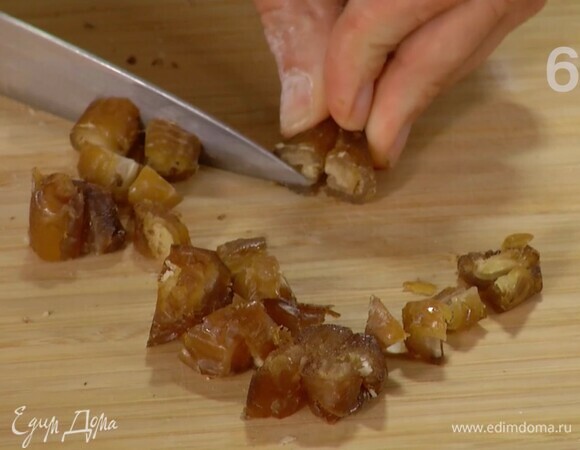 Финики нарезать кусочками. 