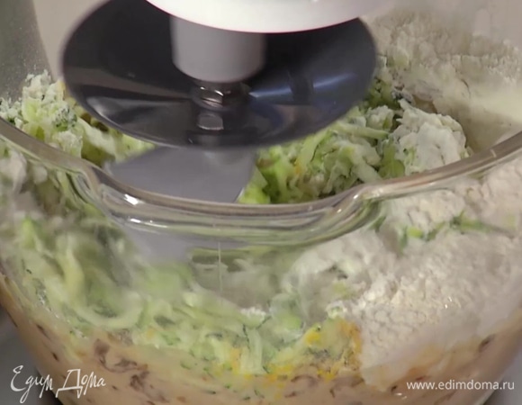 Яйца, оливковое масло и сахар поместить в чашу комбайна и взбить, всыпать корицу и мускатный орех, затем уменьшить скорость и частями ввести половину муки с разрыхлителем, добавить грецкие орехи, финики и ванильный экстракт. Выключить комбайн, добавить цукини с цедрой, всыпать оставшуюся муку и насадкой-крюком вымешать однородное тесто.