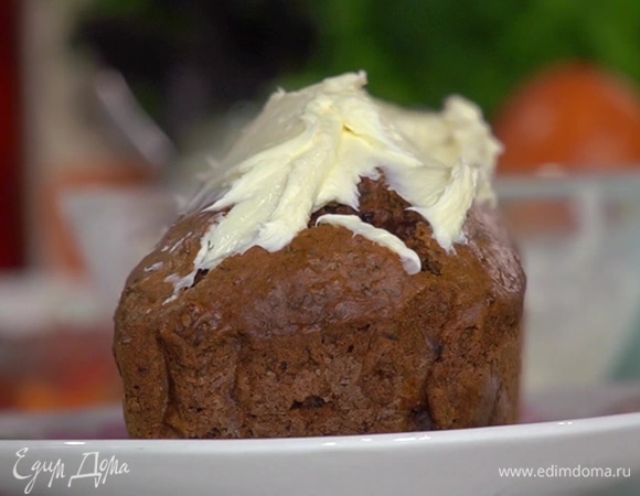 Приготовить крем, смешав силиконовой лопаткой сливочный сыр с сахарной пудрой, и нанести на остывший кекс.