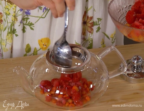 Ягоды слегка разморозить и выложить в заварочный чайник.