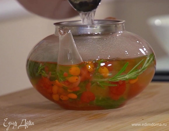 Добавить мяту, тимьян и розмарин, залить все кипятком.