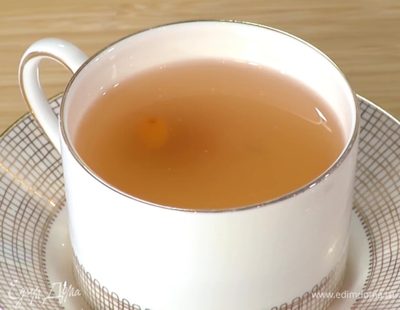 Оставить чай завариваться на 5–10 минут, затем разлить по чашкам.