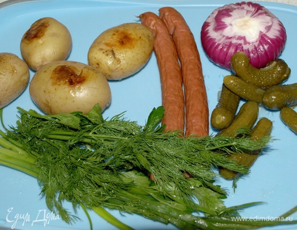 Картофель заранее запечь или отварить в мундире.