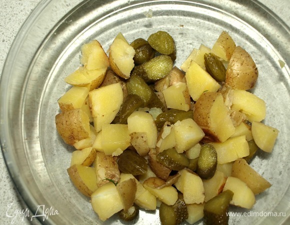 Картофель и огурцы крупно нарезать.