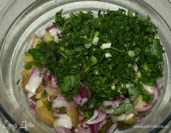 Зелень (зеленый лук, петрушка, укроп) мелко порубить, лук (можно взять любой, у меня ялтинский) нарезать тонкими перьями.