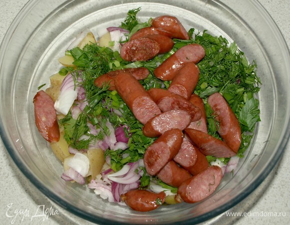 Колбаски крупно нарезать и обжарить на сухой сковороде. Добавляем к остальным ингредиентам.