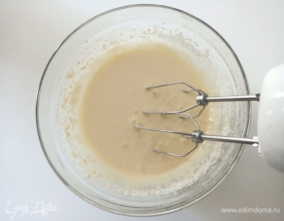 Яйца взбить с сахаром и ванилином. Когда смесь будет достаточно хорошо взбита, не выключая миксер, небольшими порциями добавить молоко и подсолнечное масло. Взбивать 2 минуты. Затем добавить просеянную муку и разрыхлитель, аккуратно все перемешать лопаткой или миксером на самой низкой скорости.
