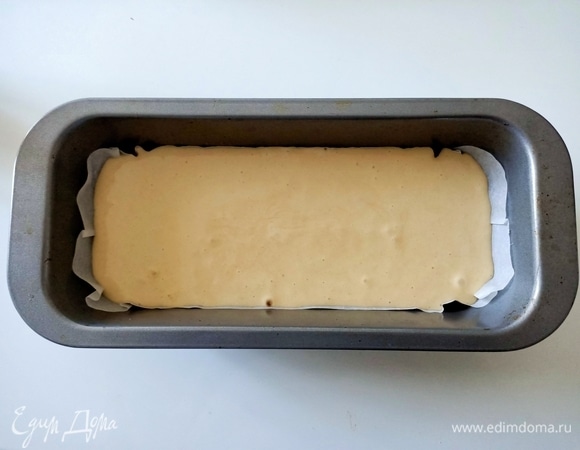 Поверх бананов распределить тесто и отправить форму в предварительно разогретую духовку.