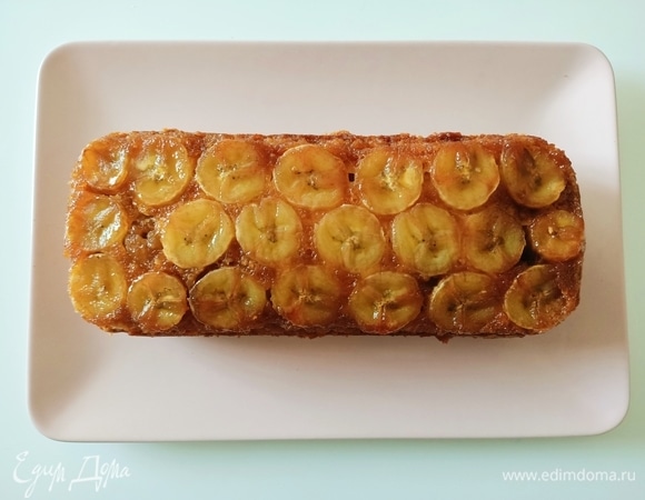 Готовый кекс достать из духовки и сразу, еще горячим, перевернуть на блюдо. Снять пергаментную бумагу и остудить. Приятного аппетита!