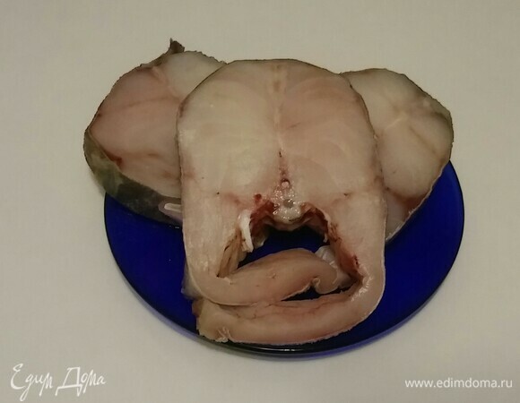 Стейки трески нужно разморозить. Затем очистить их от черной пленки. Посолить.