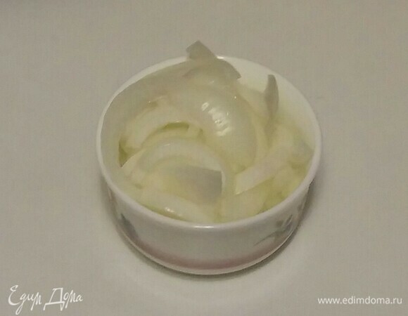 Репчатый лук нарезать полукольцами и распушить руками.