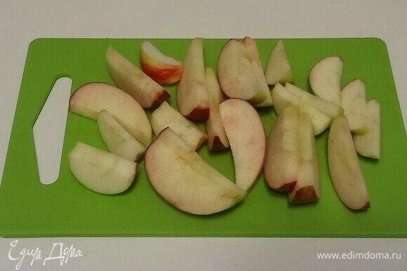 У яблок удалить сердцевину, нарезать не очень тонкими дольками.