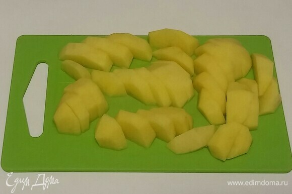 Картошку почистить от кожуры, помыть. Затем нарезать картошку дольками (толщиной около 1 сантиметра).