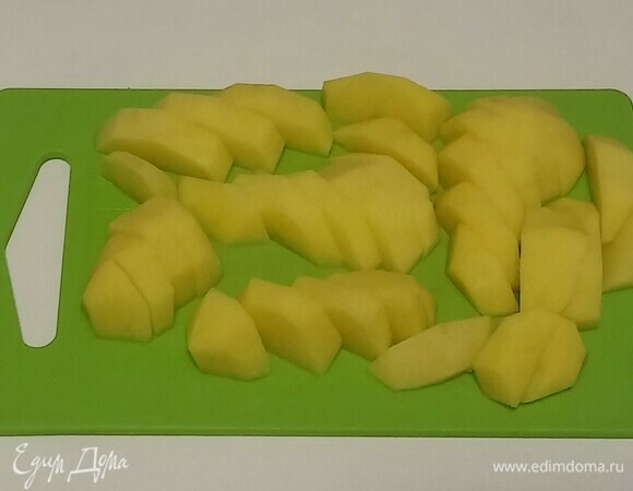 Картошку почистить от кожуры, помыть. Затем нарезать картошку дольками (толщиной около 1 сантиметра).