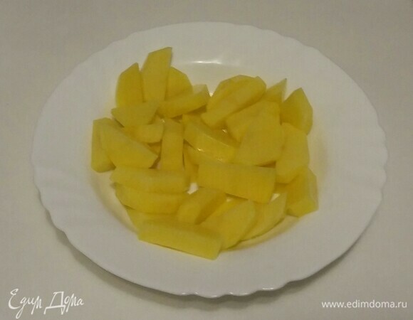 Положить картошку в глубокую тарелку, посолить. Перемешать.