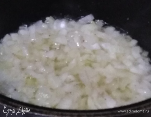 В кастрюлю влить масло. Добавить соль, сахар, нарезанный лук. Жарить 5 минут до прозрачности.