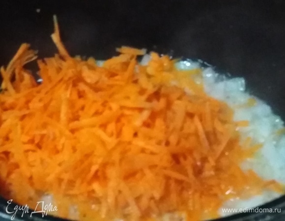 Добавить морковь. Жарить до изменения цвета.