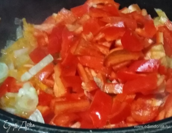 Добавить болгарский перец. Жарить 5 минут.