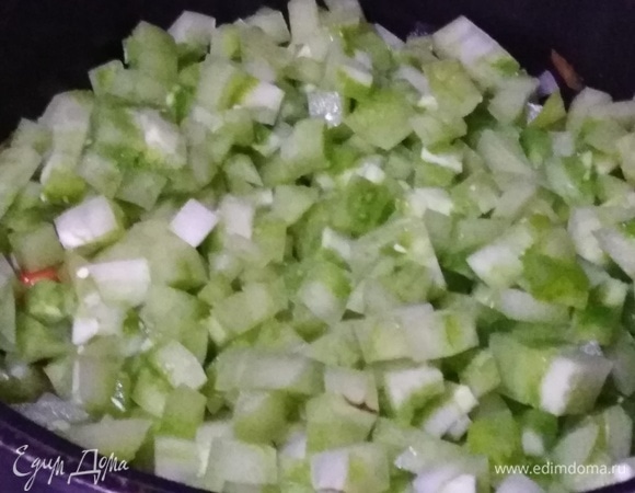 Добавить зеленые помидоры. Жарить 5 минут.