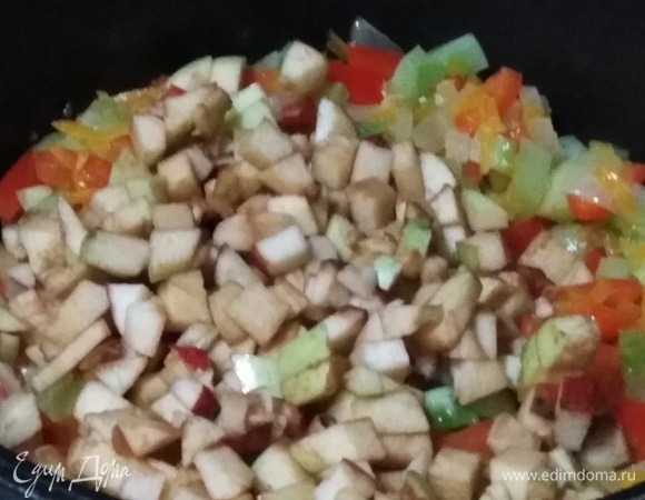 Добавить яблоки. Жарить 5 минут.