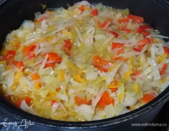 Влить уксусную эссенцию. Накрыть крышкой. Готовить еще 10 минут.