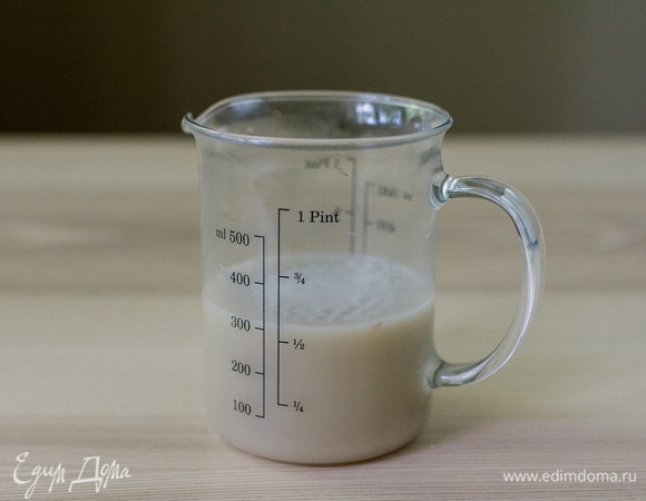 Теплую воду смешать с дрожжами и сахаром. Оставить подниматься на 5 минут.