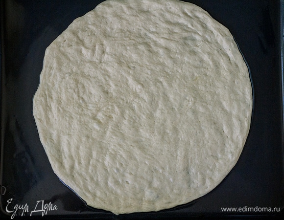 Смазать противень маслом и растянуть руками 1 часть теста.