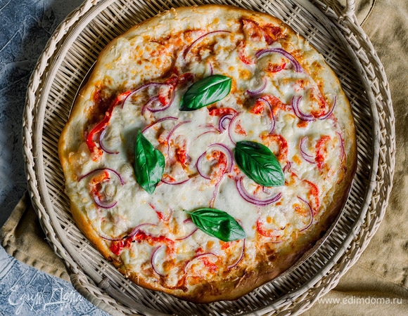 Поставить в разогретую до 220°C духовку (у меня режим для хлеба, можно просто с конвекцией) и выпекать, пока корочка не станет золотистой. Приятного аппетита!