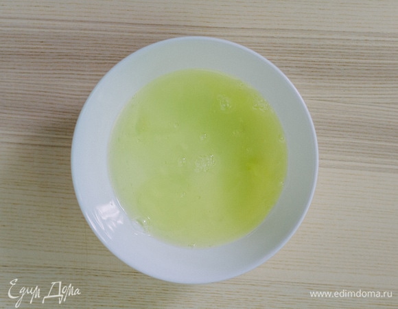 Белки отделить от желтков.