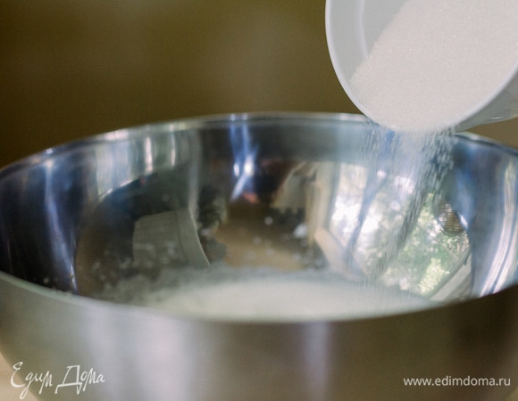 Переложить белки в большую чашу и начать взбивать до пены. Постепенно добавлять сахар и сахарную пудру, не прекращая взбивать.