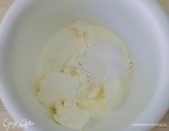 Для крема взбить сливки, творожный сыр и сахарную пудру.