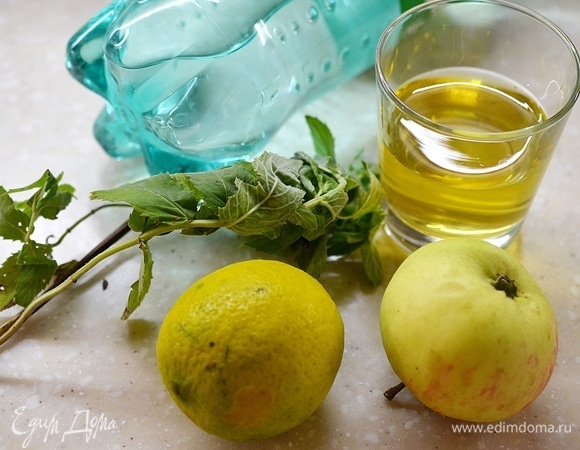 Подготовьте все необходимые ингредиенты. Вода может быть обычная газированная, но в этом случае, возможно, придется добавлять сахар. А можно взять сладкую газировку и больше ничего не добавлять.