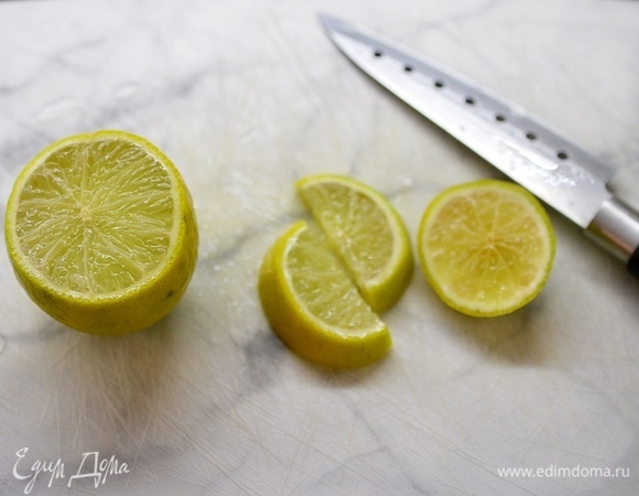 Лайм помойте, нарежьте на дольки.