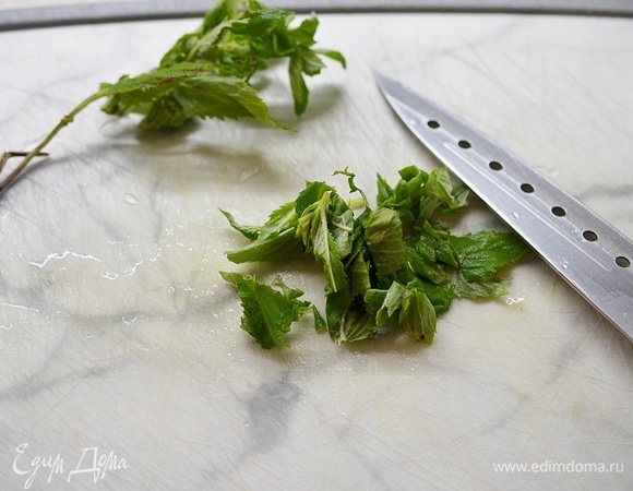 Мяту помойте, обсушите и нарежьте. А еще лучше растолчите ступкой.