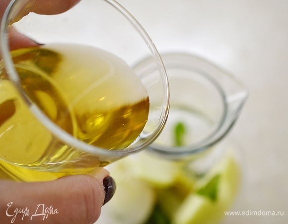 Все нарезанное положите в графин, влейте яблочный сок, добавьте корицу.