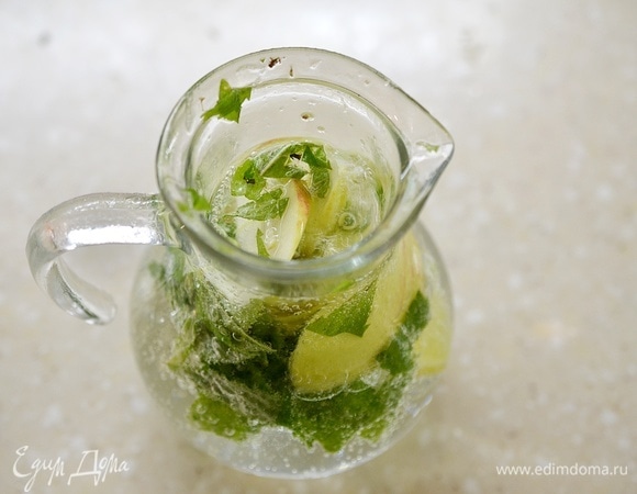 Влейте воду и дайте настояться напитку 1–2 часа.