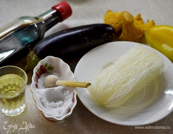 Подготовьте необходимые продукты. Хочу заметить, что овощи, как и грибы, могут быть любые, но желательно использовать сезонные.