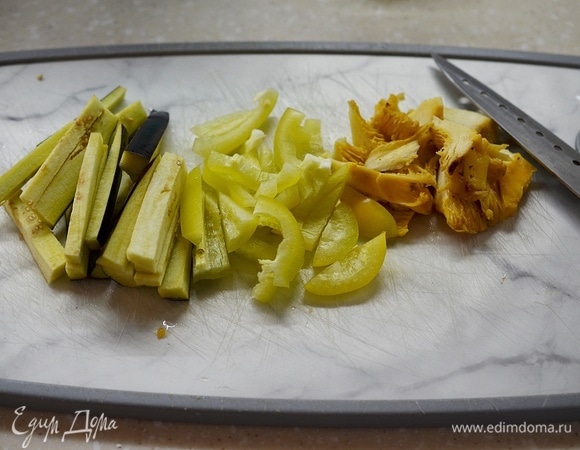 Овощи при необходимости почистите и нарежьте соломкой.