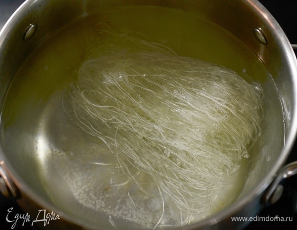 Рисовую лапшу залейте кипятком и оставьте минут на 10.