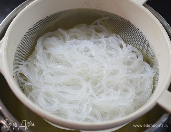 Откиньте лапшу на сито, чтобы стекла лишняя жидкость.