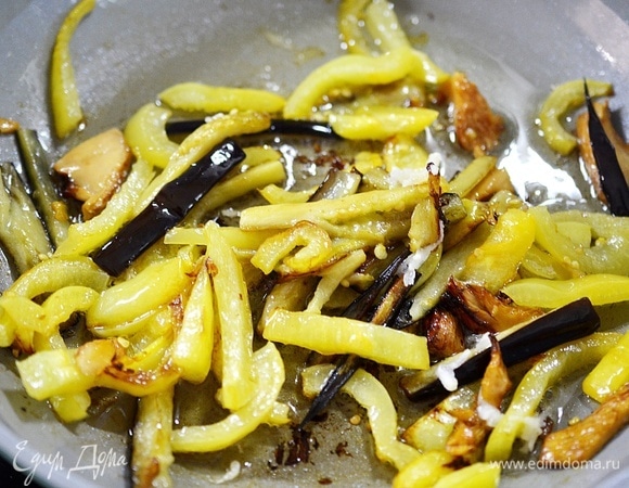 В сковороде разогрейте растительное масло, добавьте овощи и обжарьте их до румяности.