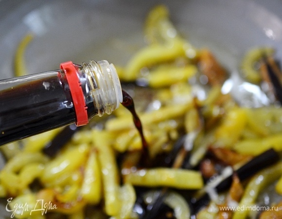 Влейте соевый соус. Потомите минут 5.