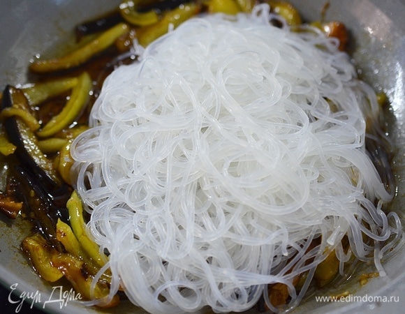 Добавьте лапшу, быстро все перемешайте до объединения ингредиентов и снимите с огня.