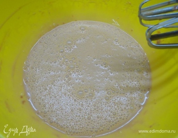 Желтки отделить от белков и взбить с вареной сгущенкой.